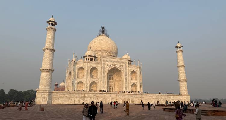 Het Taj Mahal met bezoekers ervoor.