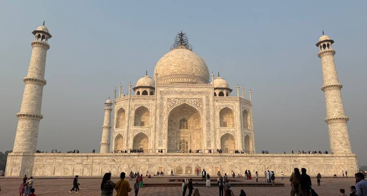 De Taj Mahal met veel bezoekers.