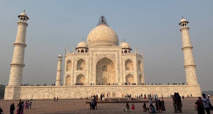 Mensen die de prachtige Taj Mahal bezoeken.