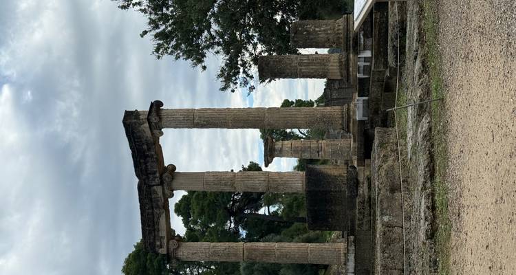 Antiguas columnas de piedra erguidas en un campo.
