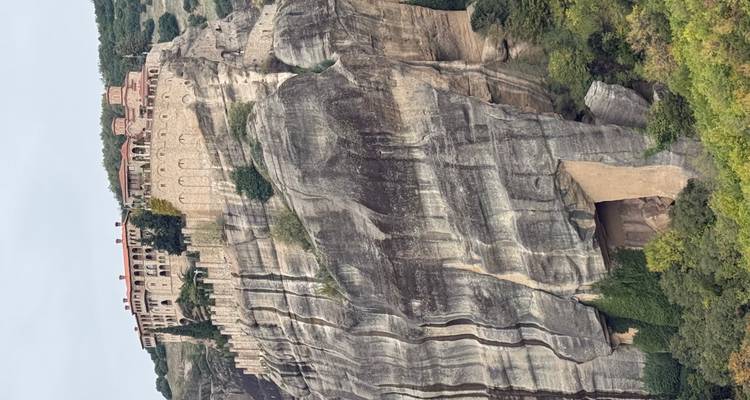 Monasterio encaramado en una formación rocosa escarpada.