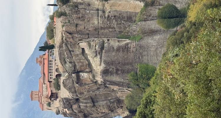 Monasterio construido en la cima de un acantilado rocoso.