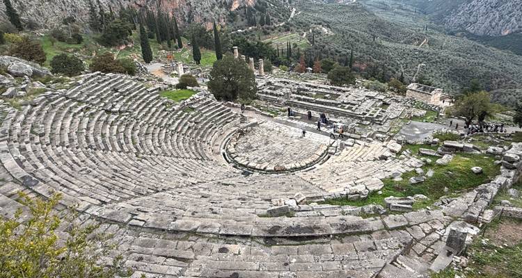Anfiteatro antiguo con paisaje circundante.
