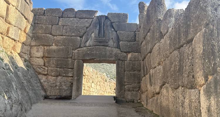 Entrada de la Puerta del León de Micenas con muros de piedra.
