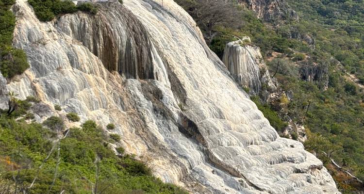 Natürliche Gesteinsformation, die einem Wasserfall ähnelt.