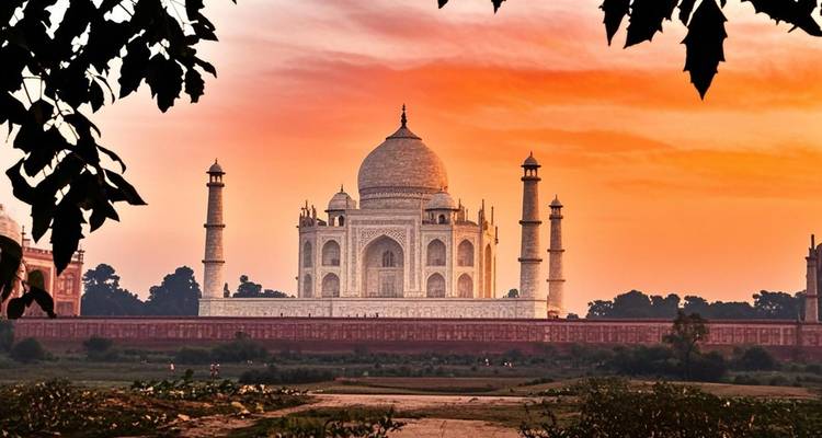 Le Taj Mahal avec un ciel de coucher de soleil dramatique.