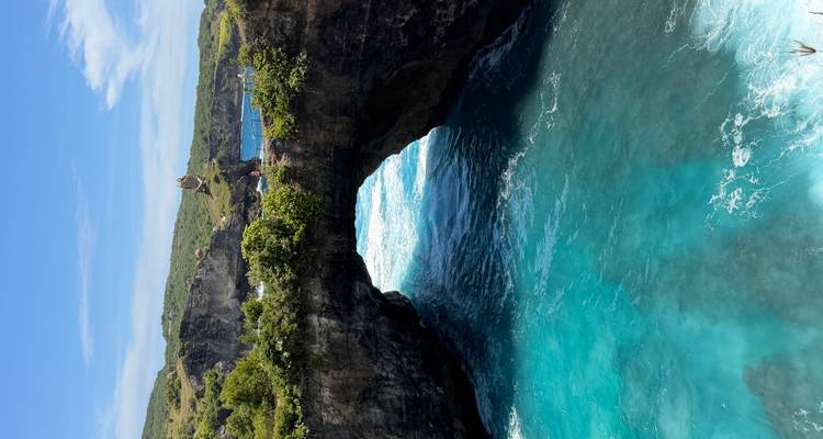 Schilderachtige kustboog met turquoise wateren.