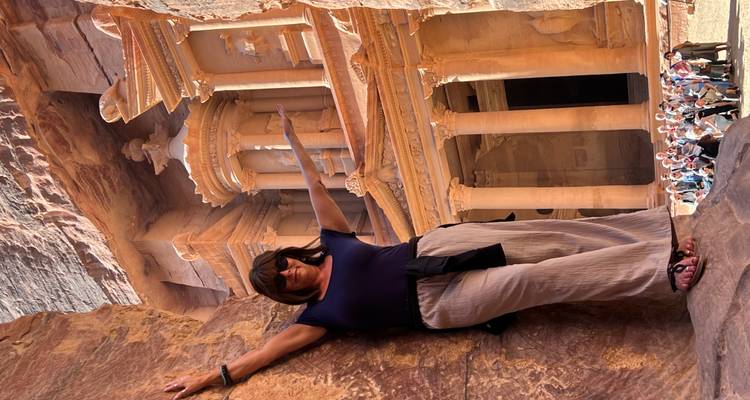 Tourist, der vor dem Schatzhaus in Petra posiert.