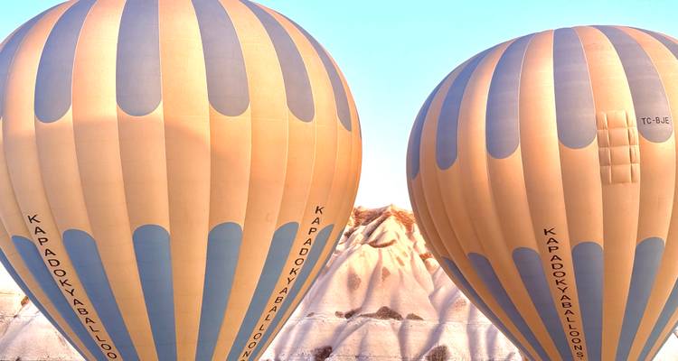 Globos aerostáticos con el paisaje de Capadocia al fondo.