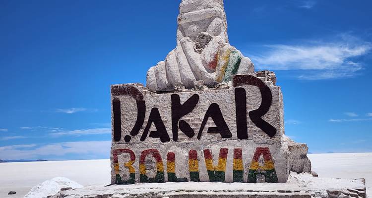 Een zoutsculptuur met de tekst 'DAKAR BOLIVIA' op de Uyuni-zoutvlaktes.