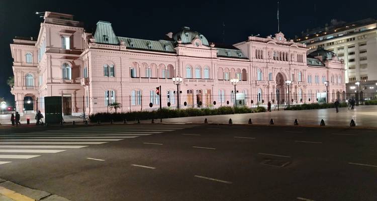 Casa Rosada verlicht 's nachts in Buenos Aires.