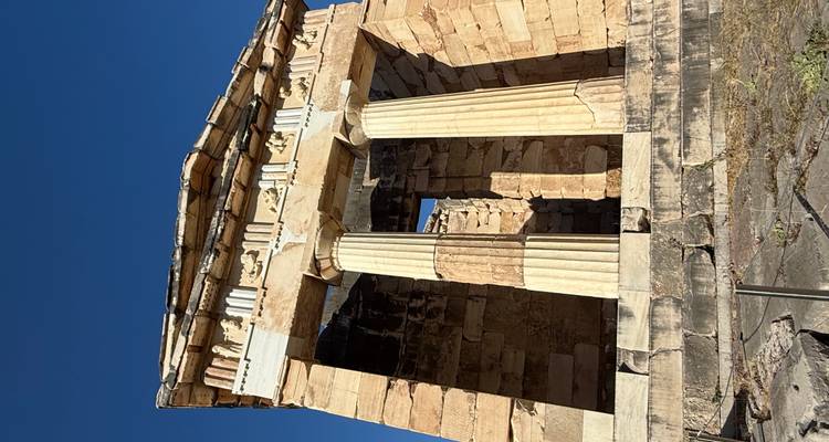Antigua estructura de piedra con columnas y detalles arquitectónicos.