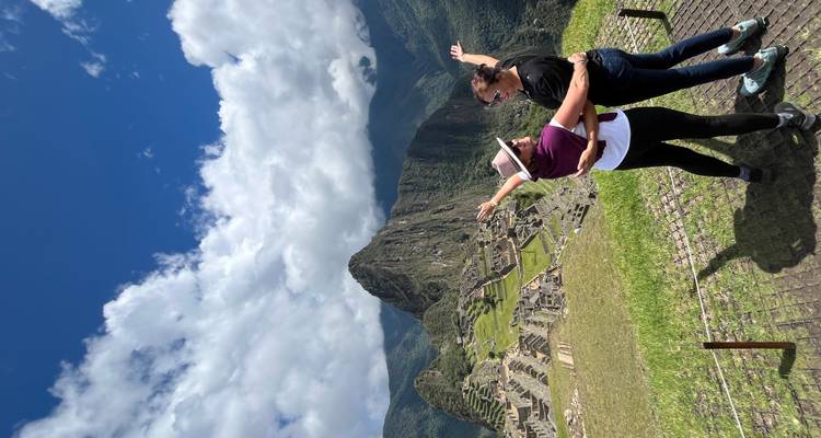 Twee mensen poseren met Machu Picchu op de achtergrond.