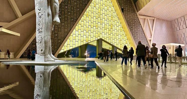 Moderne interieur met een reflecterend bassin en oude Egyptische motieven.