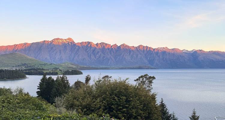 Berglandschap met een meer onder een heldere hemel.
