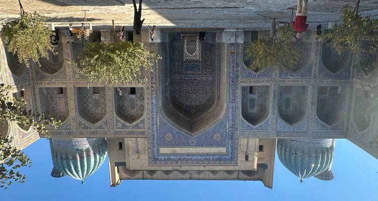 Un edificio ornamentado con cúpulas azules y trabajo de azulejos intrincado.