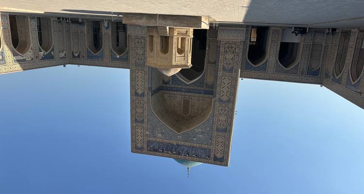 Una madraza histórica con un patio abierto y cúpula azul.