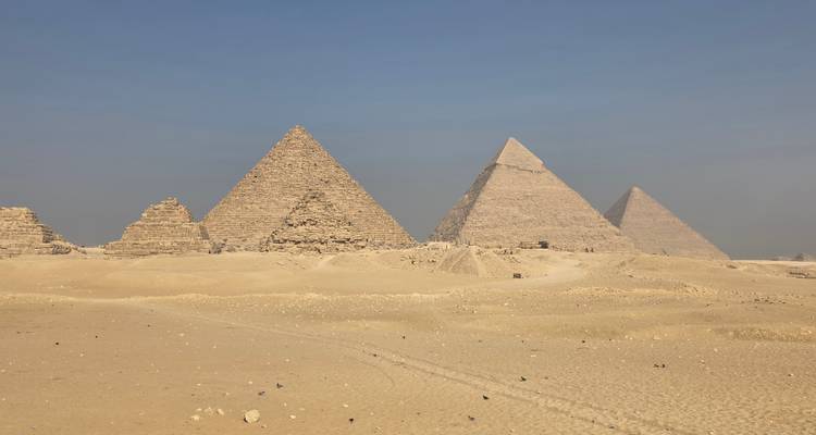 Vista amplia de las pirámides en un día despejado.