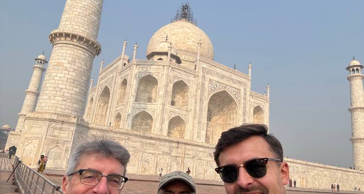Nahaufnahme von drei Männern vor dem Taj Mahal.
