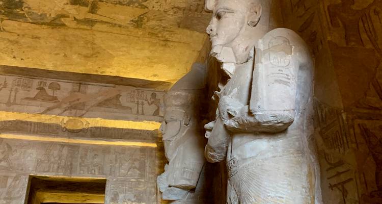 Estatuas del antiguo Egipto dentro de un interior con poca luz.