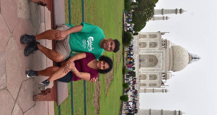 Pareja sentada frente al Taj Mahal en Agra, India.