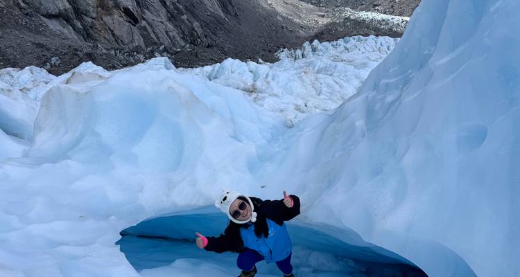 Persoon staand op sneeuw in een gletsjerlandschap