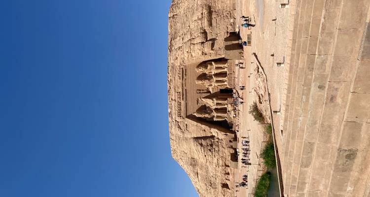 Icónicos templos de Abu Simbel con turistas explorando.