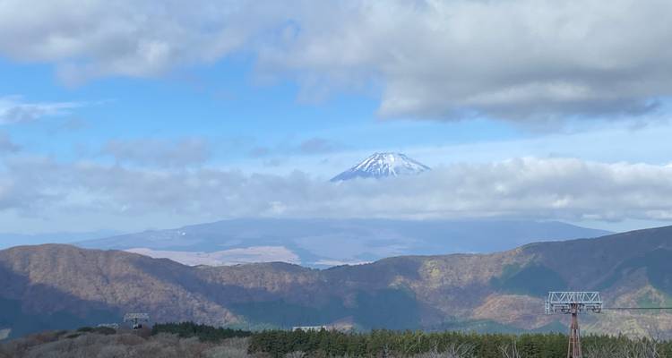 Blick auf den Berg Fuji mit Wolken, die ihn teilweise bedecken.