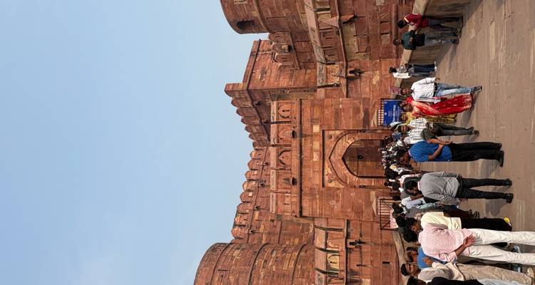Des personnes qui entrent dans un grand fort historique.