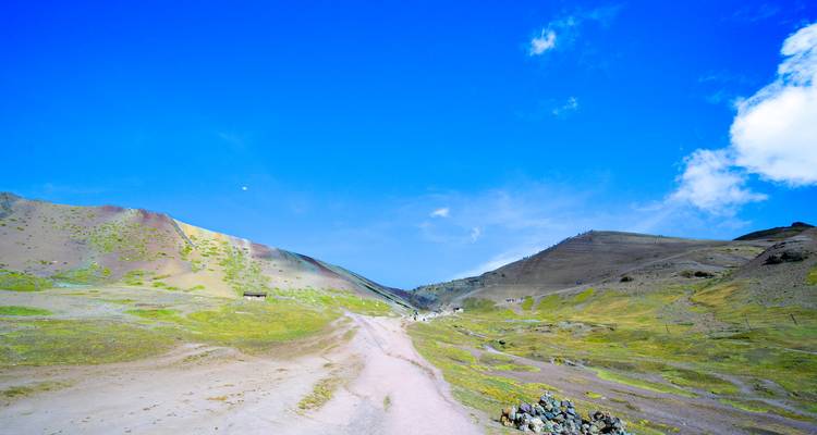 Paisaje montañoso árido bajo un cielo muy azul.