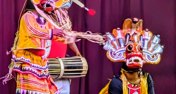 Danzantes enmascarados tradicionales de Sri Lanka actuando.