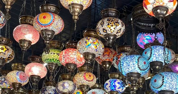 Kleurrijke hangende mozaïeklampen.