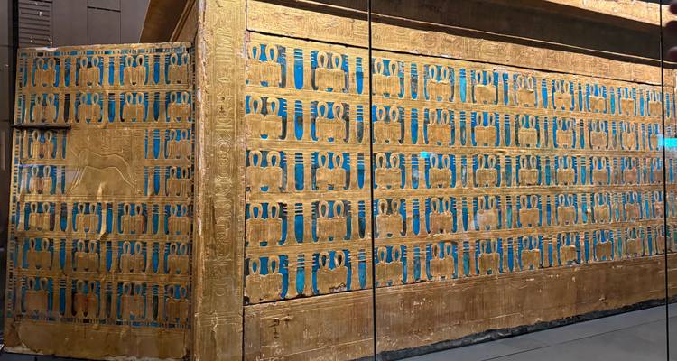 Nahaufnahme eines antiken Artefakts mit kunstvollen blauen und goldenen Mustern.