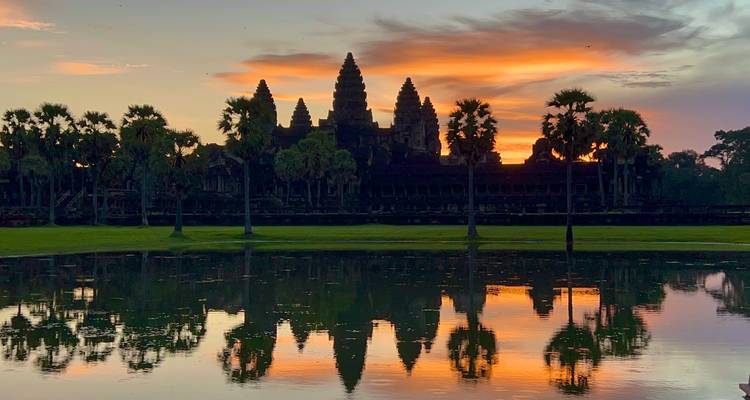 Vista del atardecer de Angkor Wat con reflejo.