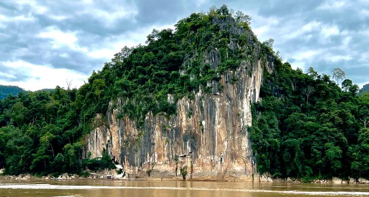 Acantilados de piedra caliza a lo largo de la ribera del río.