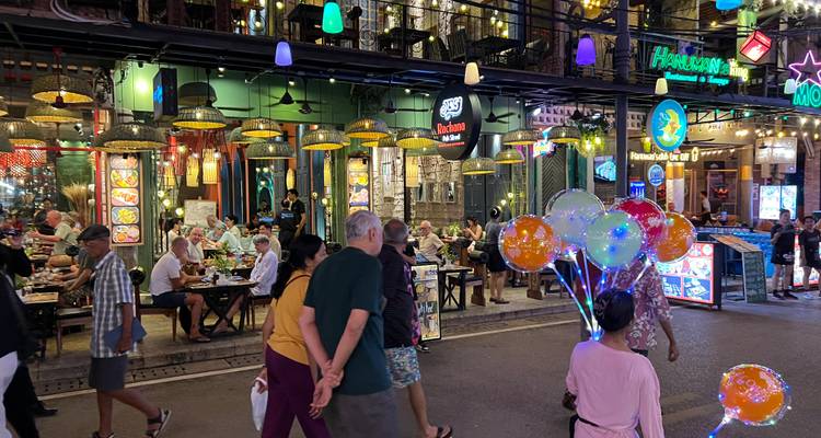 Drukke straatmarkt met mensen die lopen.
