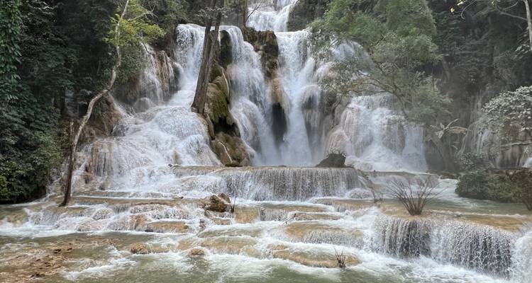 Waterval met stromend water.