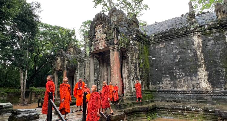 Monniken die lopen voor tempelruïnes.