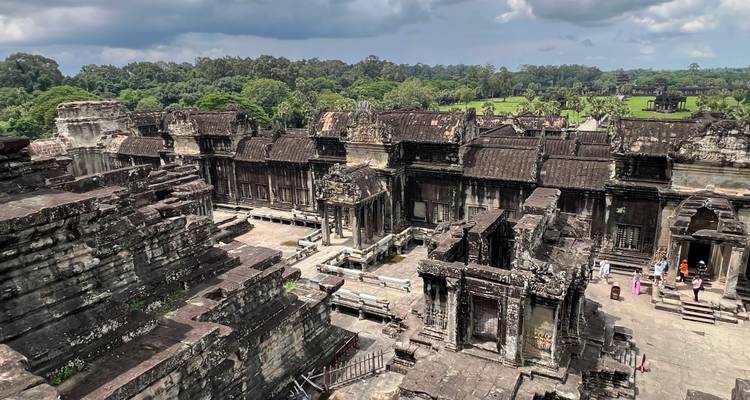Breed uitzicht op het Angkor tempelcomplex.