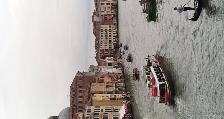 Canal vénitien avec gondoles et vaporettos.
