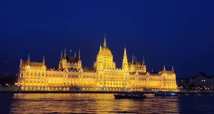 Bâtiment du Parlement hongrois illuminé la nuit.
