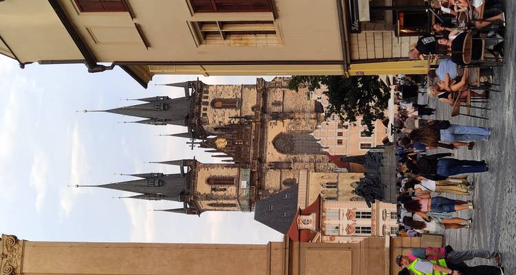 Place bondée avec tours d'église gothique à Prague.