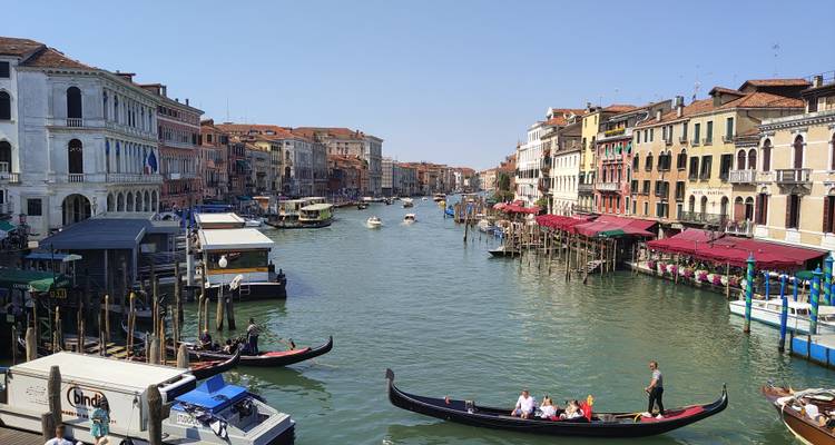 Vue panoramique du Grand Canal à Venise avec des gondoles et des bâtiments historiques