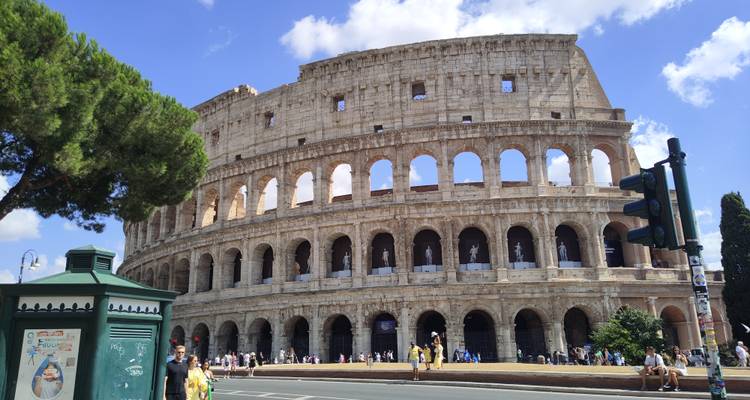 Colisée à Rome avec des gens qui marchent à proximité