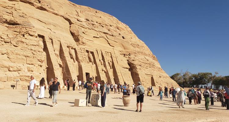 Touristen besuchen die antiken Abu Simbel Tempel, bedeutende in Fels gehauene Bauwerke.