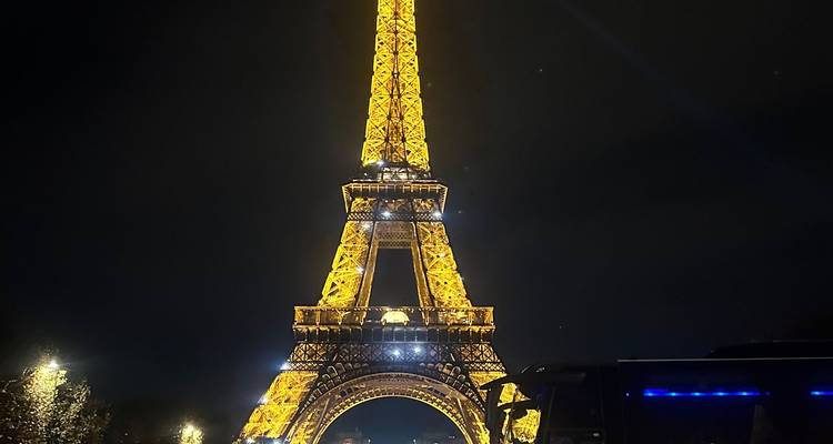 Beleuchteter Eiffelturm bei Nacht.