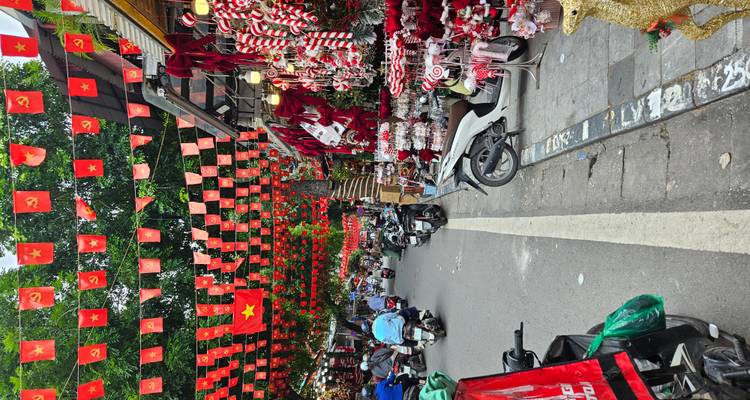Straat versierd met vlaggen en banieren, levendige scène.
