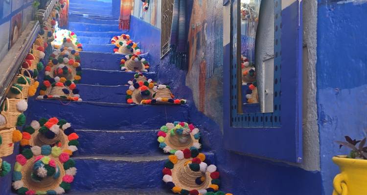 Dekorierte blaue Treppe mit Hüten in Chefchaouen.