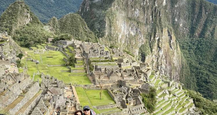 Luchtfoto van de ruïnes van Machu Picchu en omliggende bergen.