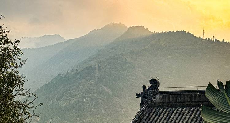 Berge im Hintergrund mit traditioneller Architektur.